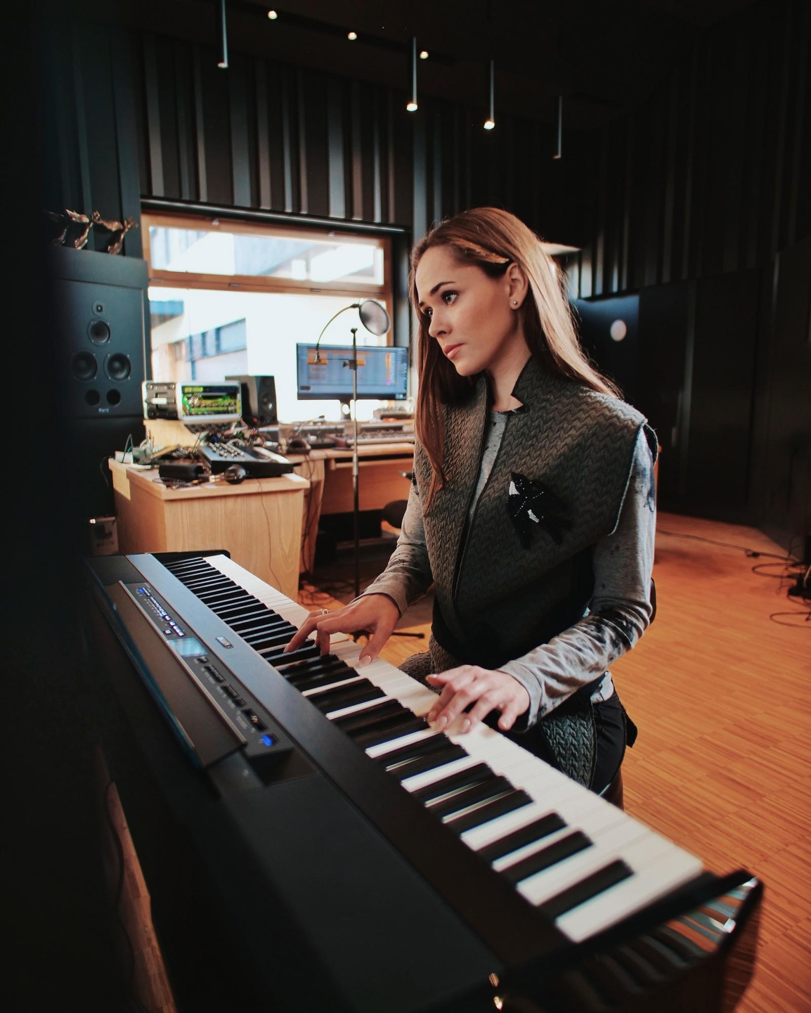 Тина Кароль станет ведущей, а MONATIK превратится в волшебника для благотворительного аукциона ко Дню Святого Николая